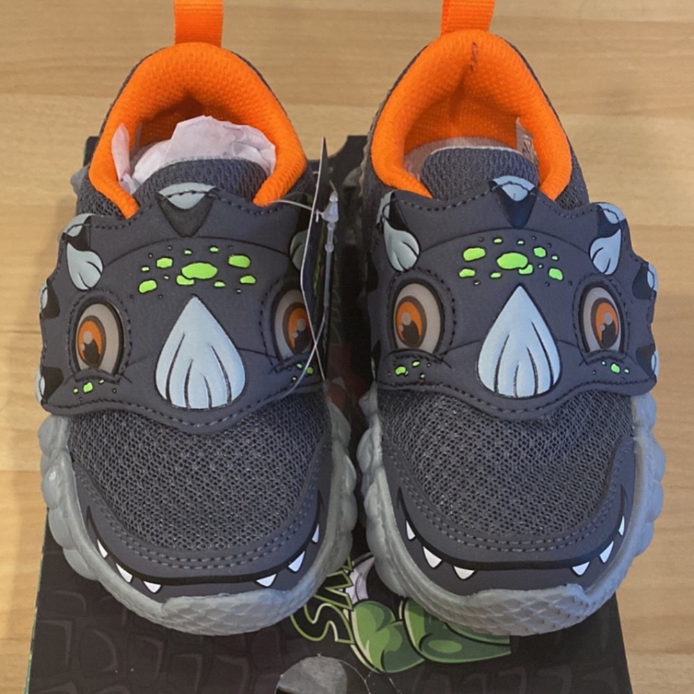 New with Tags
Skechers Lightup “ Skech-o-Saurus “ Size 7 Toddler Sneaker